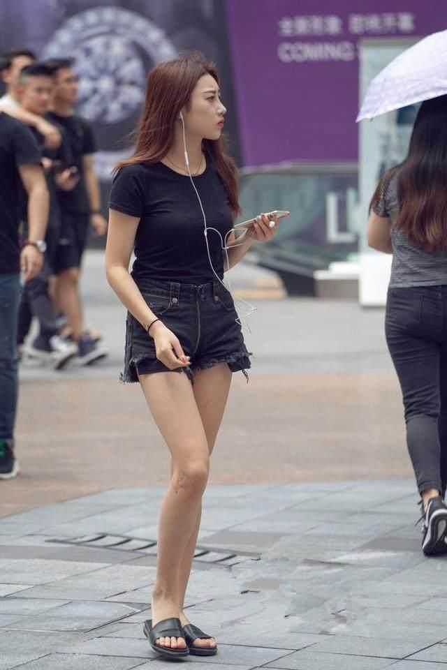 东莞街拍: 街头小姐姐们诱人美腿PK火爆身材, 你更喜欢哪一款呢?