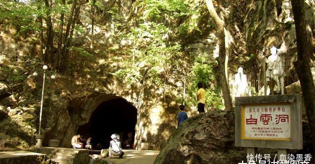 武汉城区唯一天然溶洞景区：贯穿整座山，400级石阶下的地底迷宫