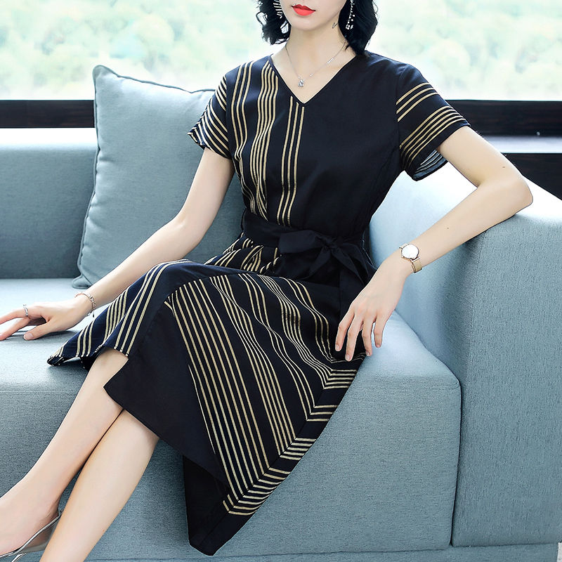 这裙子就是贵了点，不过真的很美，60后妈妈们穿，高贵超嫩美