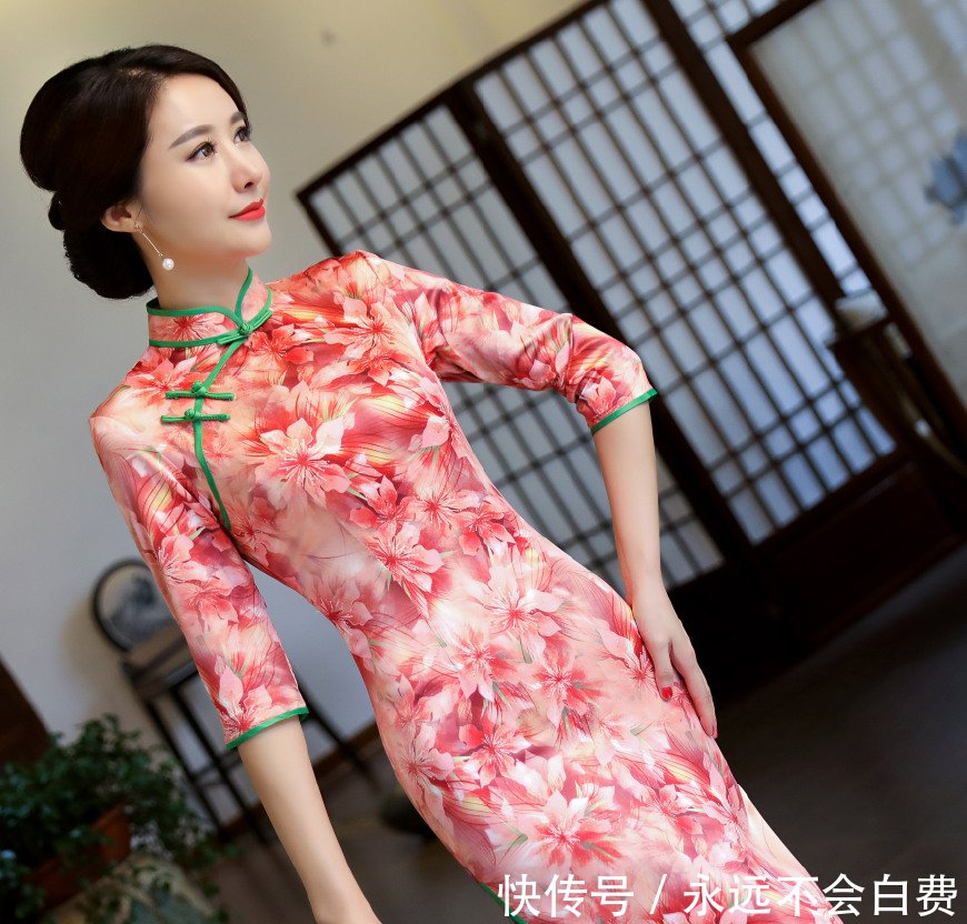 海棠红双层丝绸旗袍裙，清秀婉丽，美得让人目不暇接