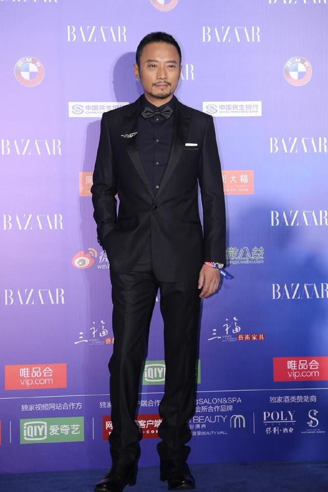 张涵予这波操作太厉害，墨镜黑衣造型参加彩妆活动，还有点反差萌