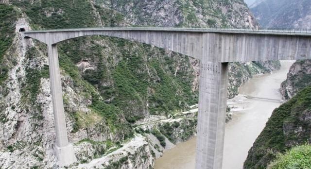 四川最让人“心慌”组合：悬崖峭壁上的大桥，对上绝壁上的电站！