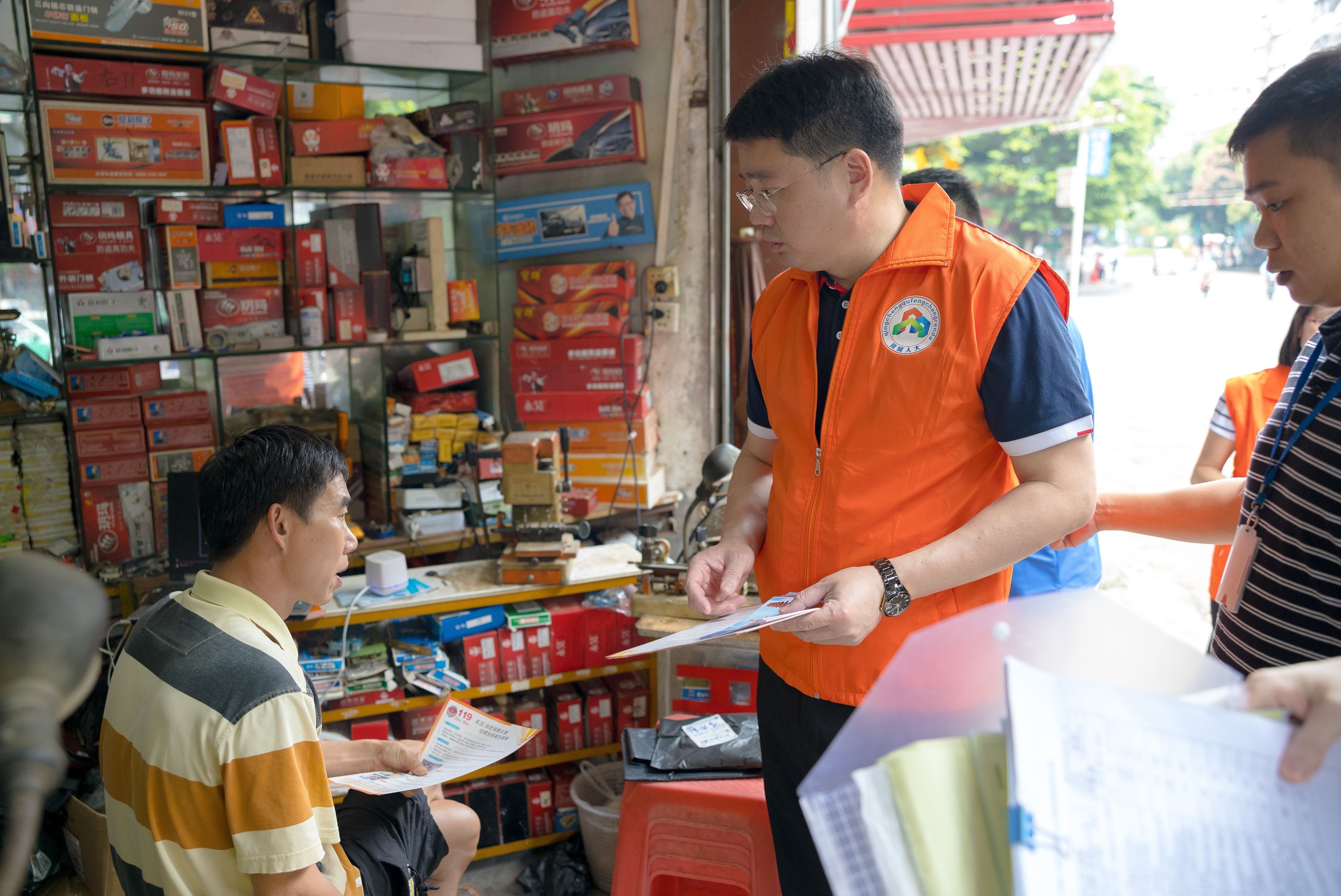 宣传单张|清城区凤城街道组织市区人大代表,入店宣传消防安全知识