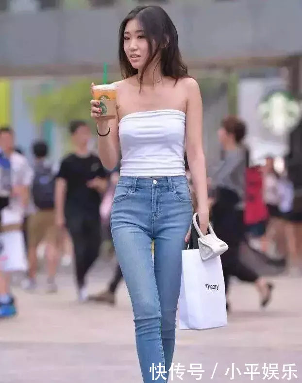 街拍: 牛仔裤长腿美女, 颜值还特别高, 满屏羡慕嫉妒！