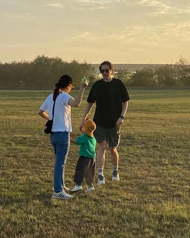 「生日」Ella一家三口为儿子庆3岁生日，蛋糕尺寸太迷你，1米9老公会撒娇