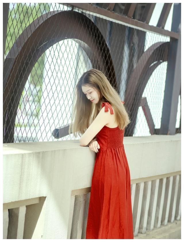 街拍：妩媚白皙的小姐姐，展现满满的青春活力