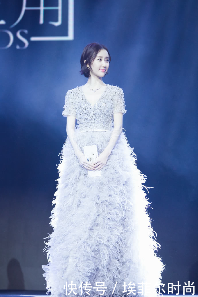 舒畅难得性感一回,穿深V礼服亮相,网友:女神露一点不要紧!