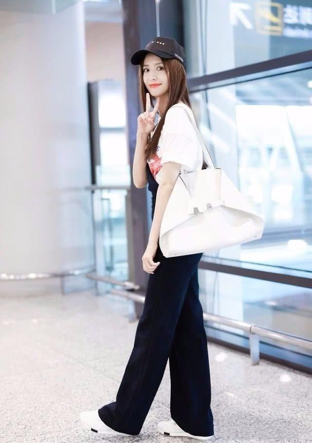 佟丽娅又接回了长发，侧颜撞脸唐嫣，气质却胜过唐嫣!