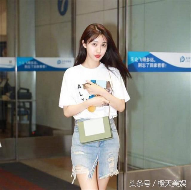 李菲儿下半身着装裂开了,一眼看去太尴尬!网友:她该怎么坐下?