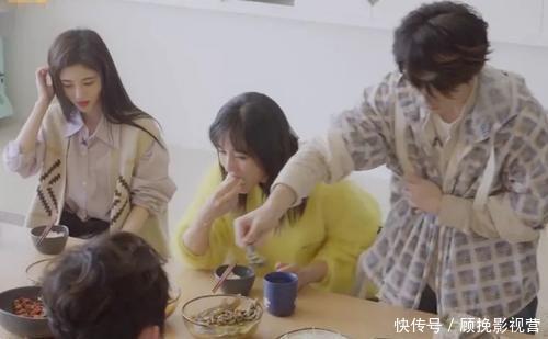 「通人」以为没镜头,鞠婧祎吃完饭后,谁注意她的手在干啥?女神包袱掉了