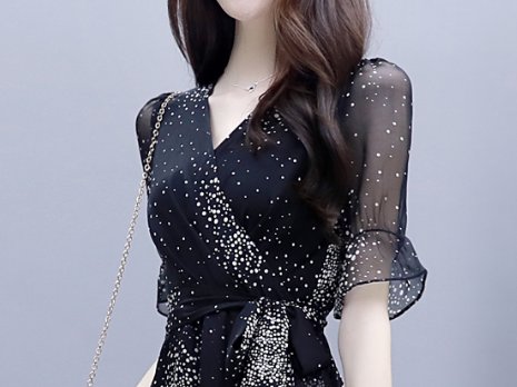 太美了，如今的美女真大胆，穿着性感不露真心美，迷倒一大片男人