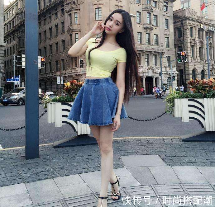 出现在街头的姑娘穿搭自己喜欢的衣服，把自己打扮美美的