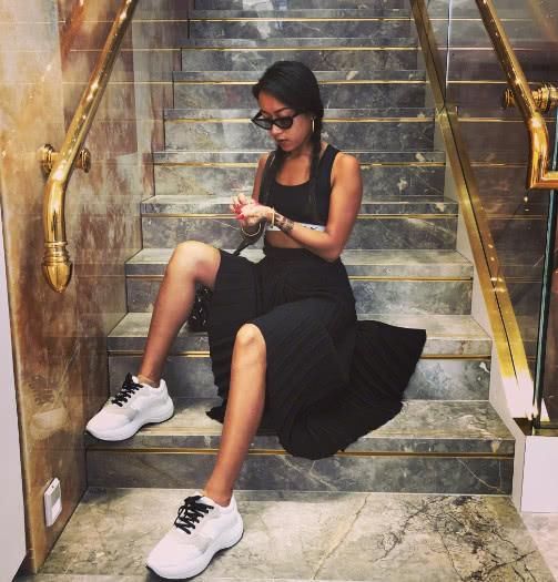 吉克隽逸胆真大,仅穿背心黑裙就出街,不料却因一个坐姿惹争议