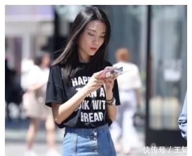 『种走起路来带风』街拍小姐姐牛仔裤与红色吊带背心搭配,很好的呈现玲珑有致身材!