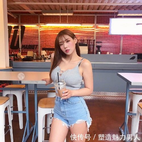 街拍：清爽的牛仔裤穿得显瘦，提臀修身，清新利落又好穿