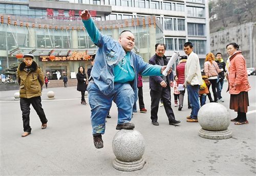 “中国第一胖”梁用，身高155、体重450，今减重200斤，妻子漂亮