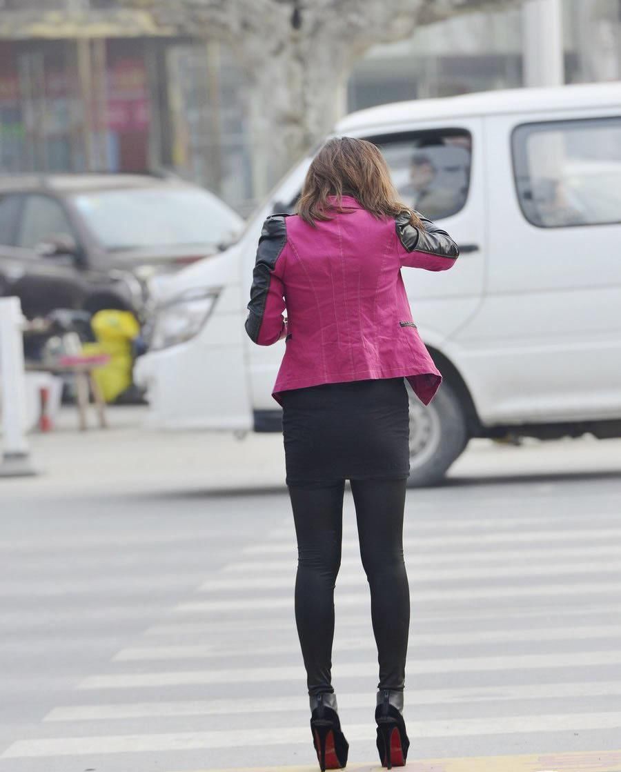 街拍:皮裤美女尽显婀娜的身材，美腿真细长，美出新高度