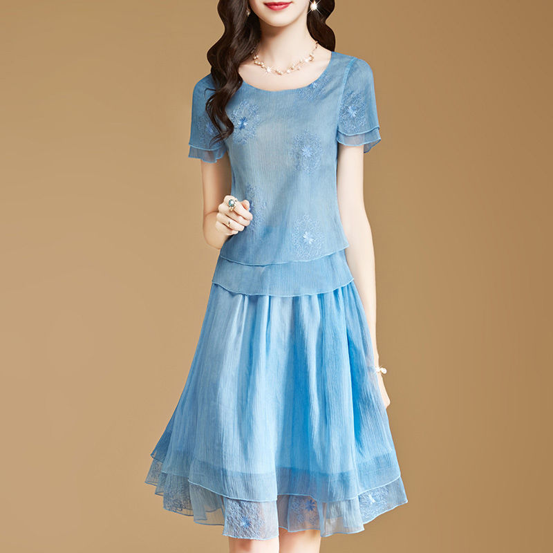 老婆很会穿衣，跟她去参加闺蜜聚会穿性感裙，整晚都是全场焦点