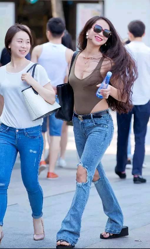 美女身穿超咖啡色的简约小吊带背心，凸显甜美娇柔的女人味