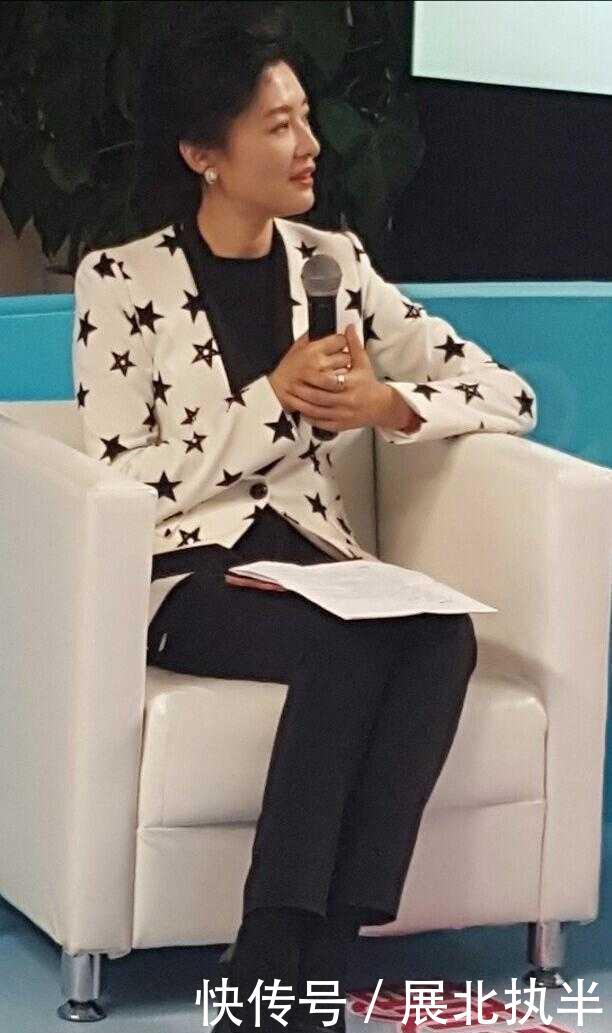  『不失』周涛真的太适合穿西装，白色星星图案西装干练知性，又不失俏皮感