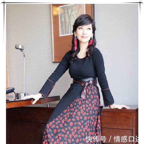 64岁赵雅芝一身搭配尽显优雅气质，然而看到未修图一秒尴尬！