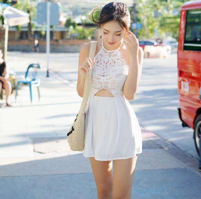 街拍: 镂空设计的吊带裙, 若隐若现很迷人
