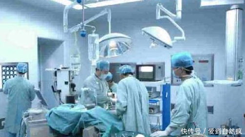 孕妇顺产后却喊肚子疼,医生检查后大惊失色,老