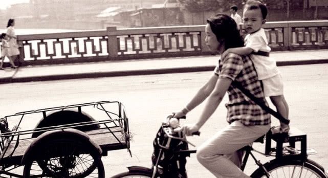 80年代老照片，图2农村办白事的大锅饭，图5简陋的售票窗口！