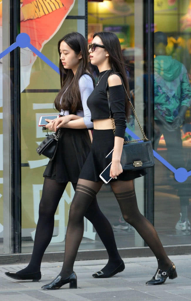 性感姐妹花四条白皙美腿裹上黑丝十分性感，特别的丝袜特别有看点