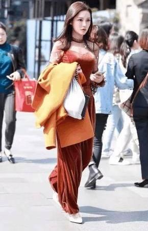 街拍: 夏日美女“盛宴”，这样的穿搭，婀娜身姿让直男移不开眼