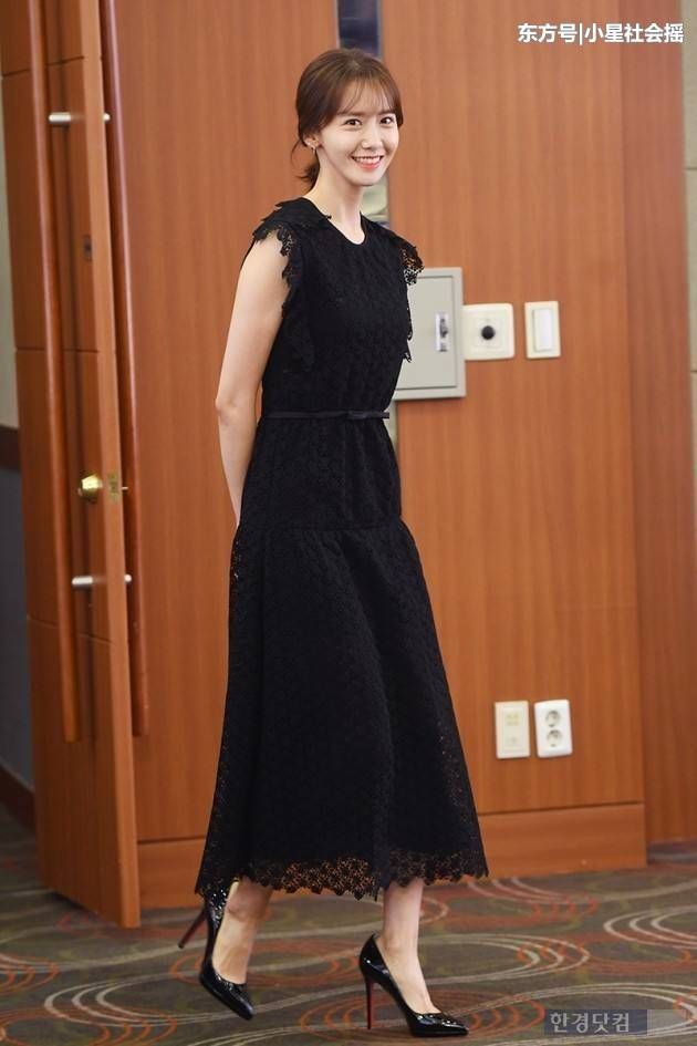 女星穿黑色蕾丝裙，热巴显瘦，杨颖性感，网友:她像未成年!
