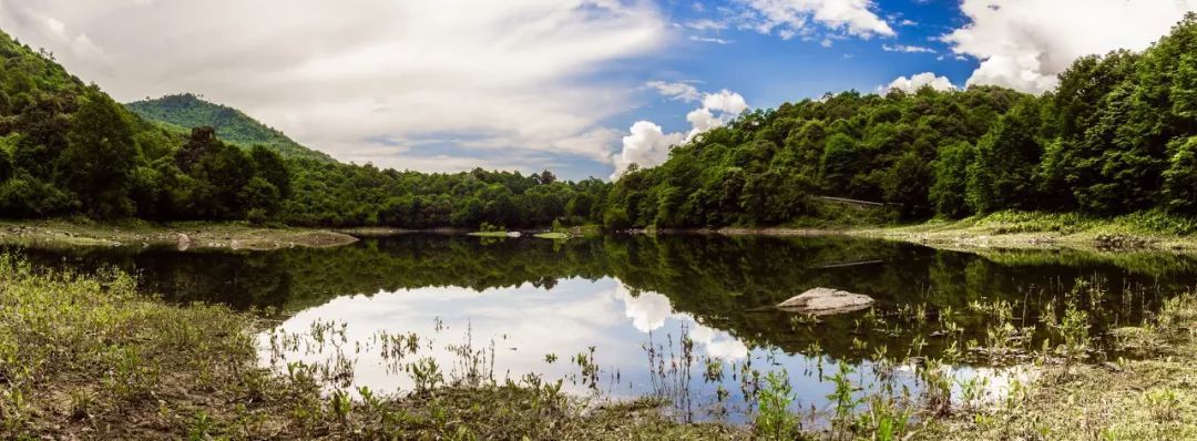 四川这座小城，叫板稻城亚丁，不输江南，藏着亚洲第一云海，高铁