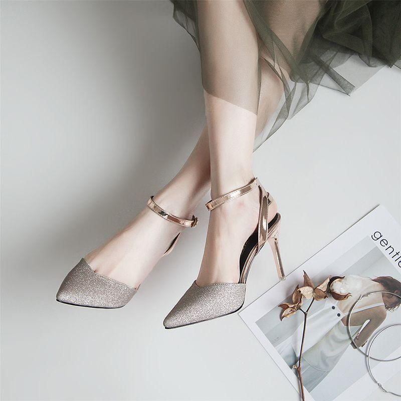 媚惑小尖头彰显女性魅力，穿上高跟鞋，性感弥漫在步履之间