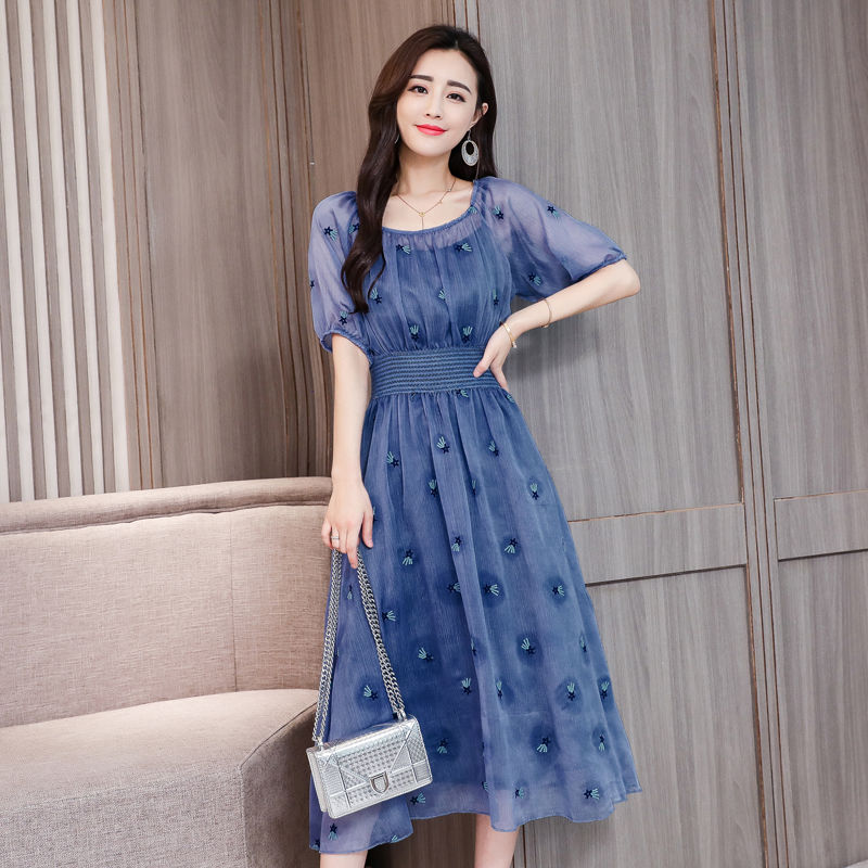 新发现一种裙叫:“波斯蓝”，70后穿白美嫩，80后穿精致有范