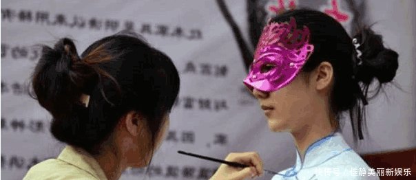 中国姑娘穿着画在身上的旗袍出门, 裸身走在大街上, 竟没有人发现