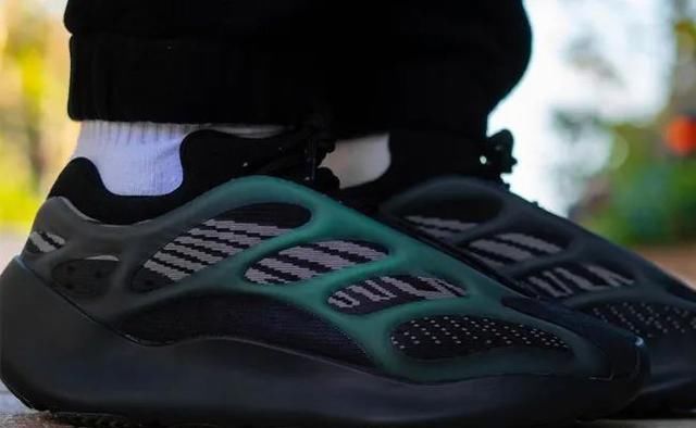  【V3】YEEZY 700 V3黑武士来袭，昨天各位都上跑道了吗？