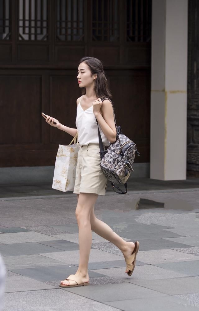 街拍:美女丰满迷人,穿衣搭配十分清凉