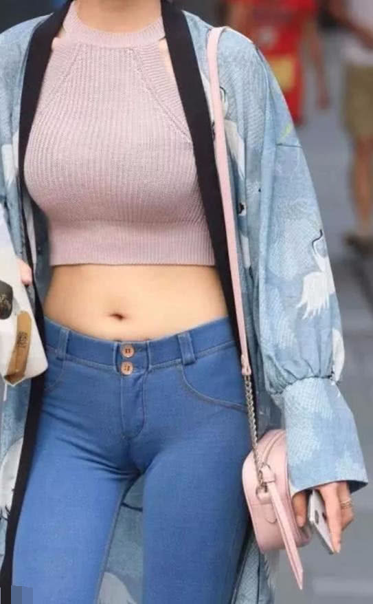 街头时尚小姐姐爱美的你也不妨试一试，让自己的风格为自己带来不