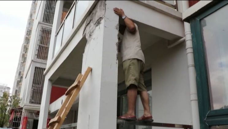 住了两年“泡沫”房子?业主集体维权:整改可以，但请改到满意为止