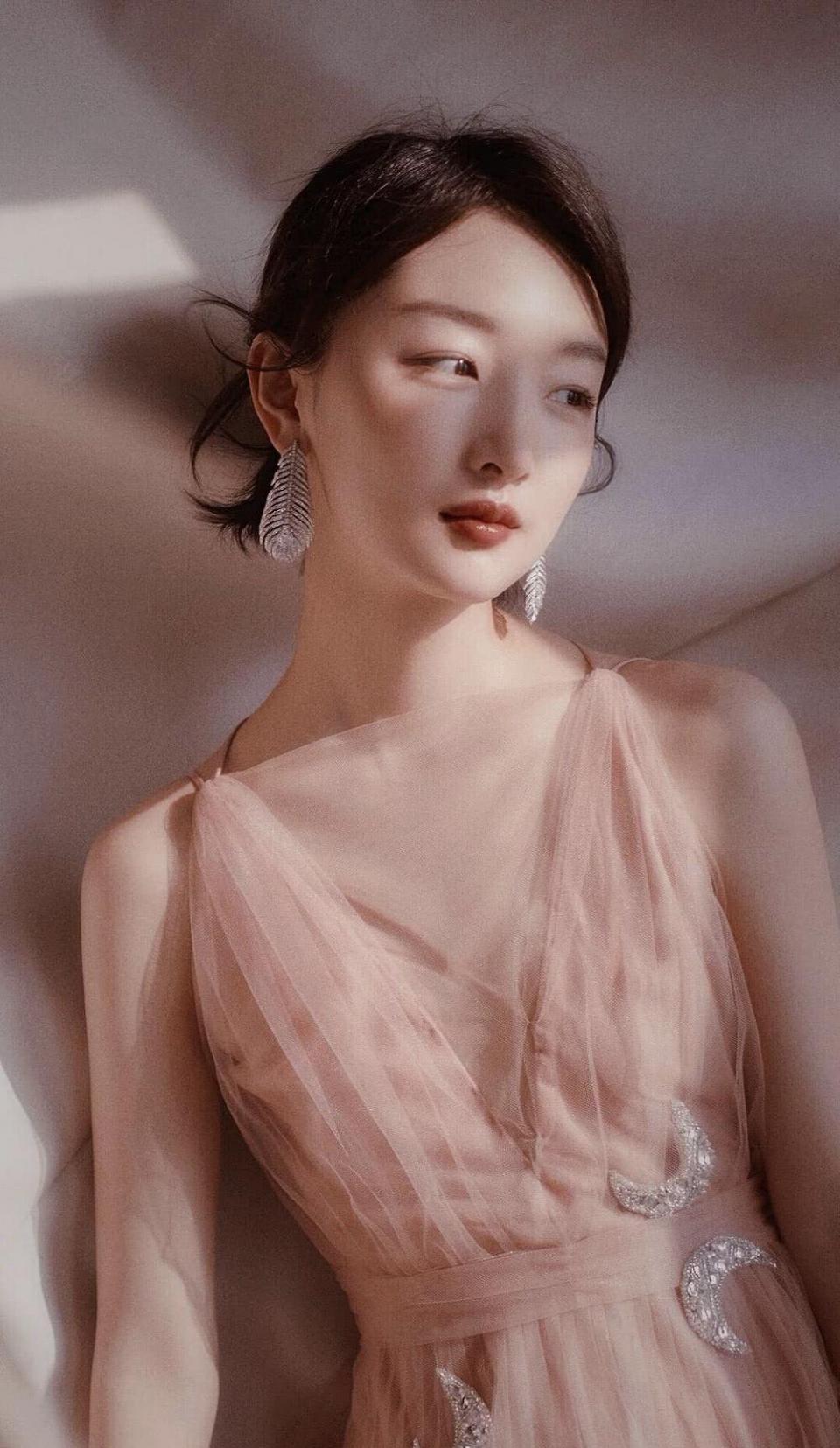 很多人都说周冬雨身材不好，看完精致的脸型后，恐怕你没资格说她