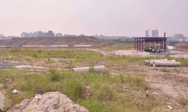 中国最“荒凉”的轻轨站，周围杂草遍地，但它的作用却非常大！