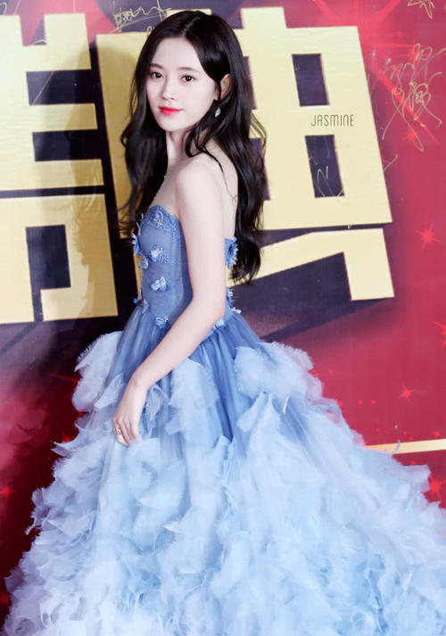 她顶着错误名号意外走红，黑料不断却发展很好，气质清纯穿搭时尚