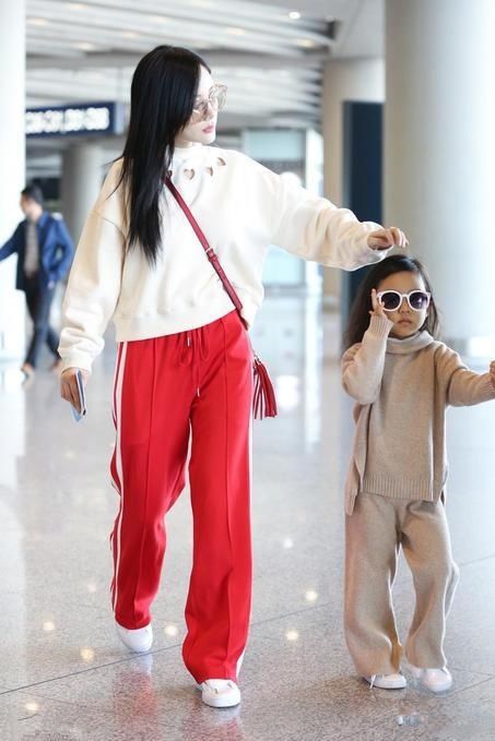 李小璐:小甜馨穿衣品味越来越潮了，妈妈不愧是时尚达人