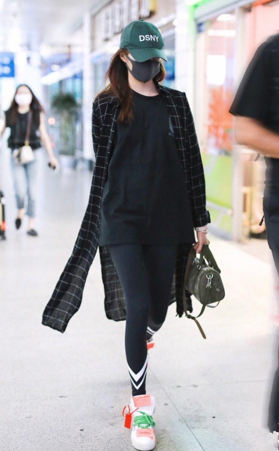 关晓彤的鞋子是有多昂贵竟给运动鞋安了个“小牌”，意外可爱