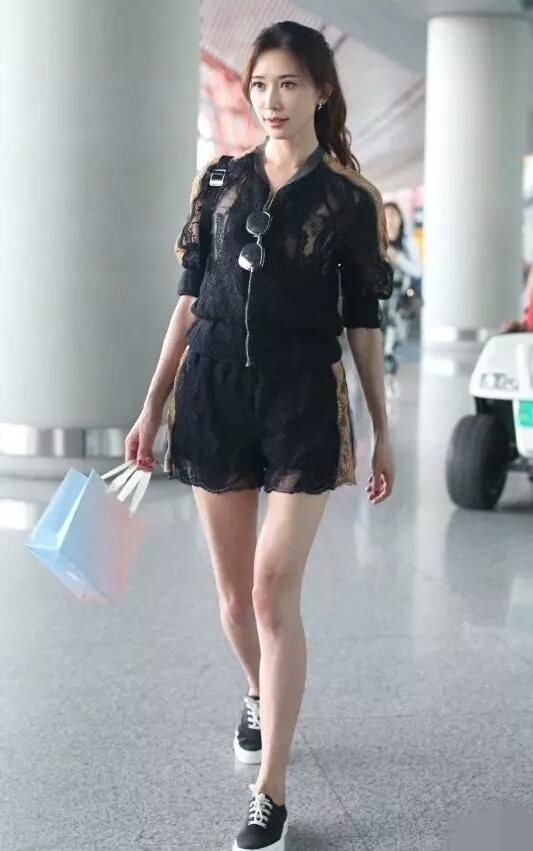 同穿学生裙的柳岩李菲儿差距大，可都不要和林志玲比吧！