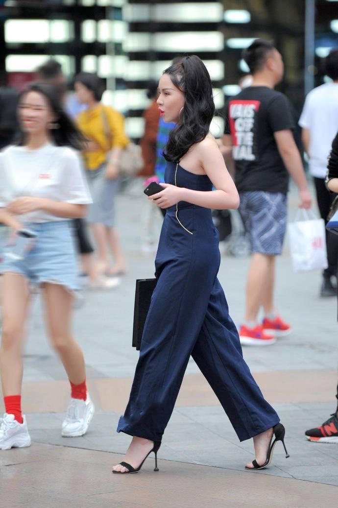 街拍: 图五穿吊带配短裤, 镂空的设计更添妩媚, 甩头发动作特“勾
