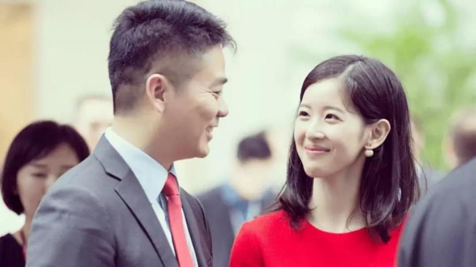 刘强东已经回国，谣言不攻自破，站在东哥背后的女人怎么样了?