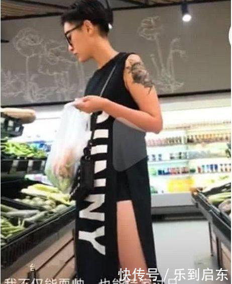 抖音黑婚纱网红素颜超美，虽有纹身在夜店工作却是贤惠妻子