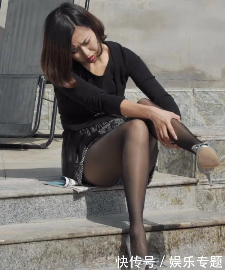 身穿黑色上衣搭配超短裤黑丝袜的小姐姐，当我要给她拍照的时候竟