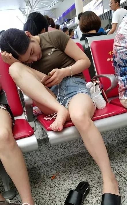 街拍：穿牛仔短裤，很淑女的一位性感美女